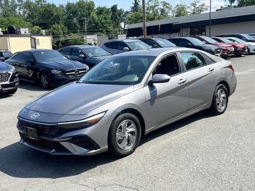 2024 Hyundai ELANTRA SE