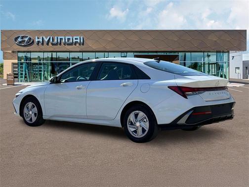 2025 Hyundai ELANTRA SE