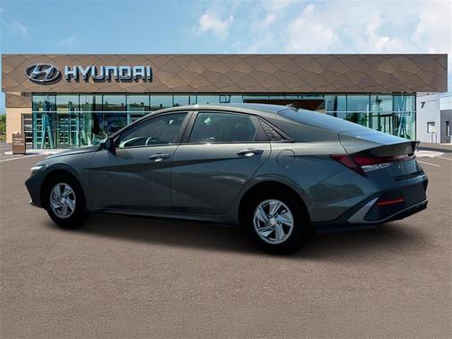 2025 Hyundai ELANTRA SE