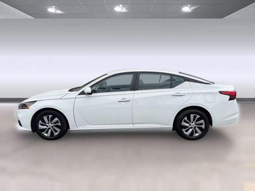 Glacier White 2022 Nissan Altima S FWD