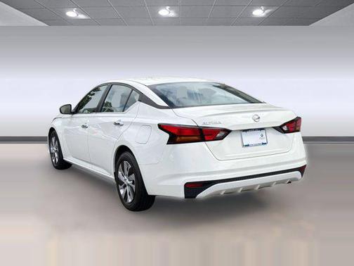 Glacier White 2022 Nissan Altima S FWD