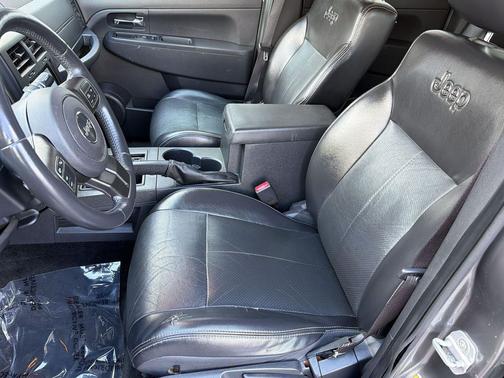 Mineral Gray Metallic 2012 Jeep Liberty Sport