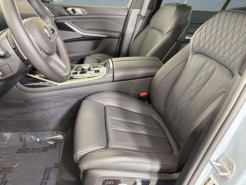 Brooklyn Grey Metallic 2025 BMW X7 M60i