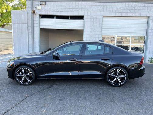 Onyx Black Metallic 2024 Volvo S60 B5 Plus Dark Theme