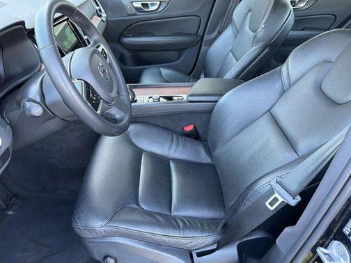 Onyx Black Metallic 2024 Volvo S60 B5 Plus Dark Theme