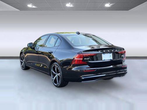 Onyx Black Metallic 2024 Volvo S60 B5 Plus Dark Theme
