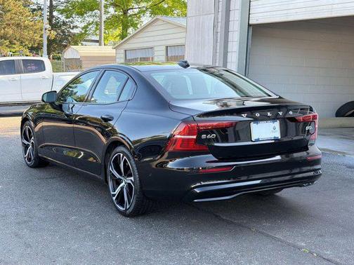 Onyx Black Metallic 2024 Volvo S60 B5 Plus Dark Theme
