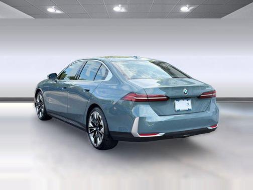 Cape York Green Metallic 2025 BMW 530 530i