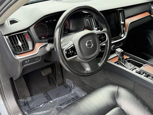 Gray 2021 Volvo S60 T6 Momentum