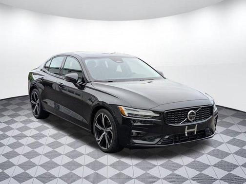 2024 Volvo S60 B5 Plus Dark Theme