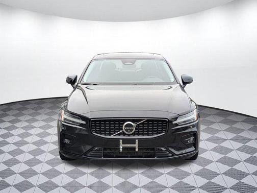 2024 Volvo S60 B5 Plus Dark Theme