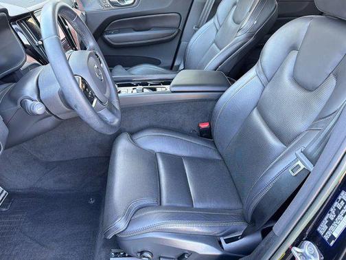 Onyx Black Metallic 2023 Volvo XC60 B5 Ultimate Bright Theme