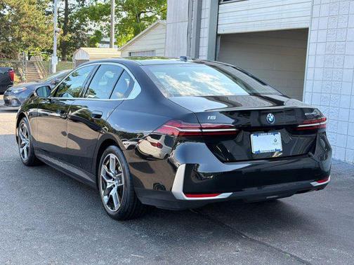 Black 2024 BMW i5 eDrive40