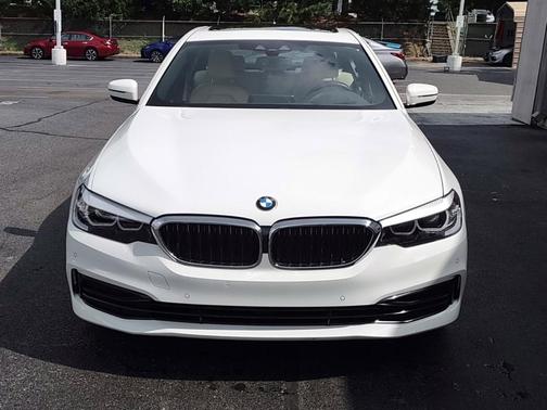 Photo 3 of 36 of 2019 BMW 530 i