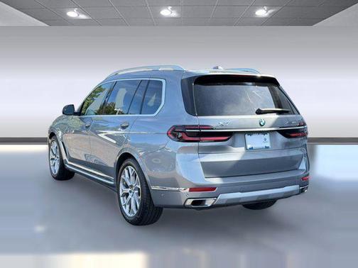 Gray 2025 BMW X7 xDrive40i