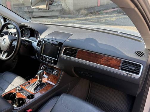 2012 Volkswagen Touareg VR6 Lux