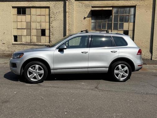 2012 Volkswagen Touareg VR6 Lux