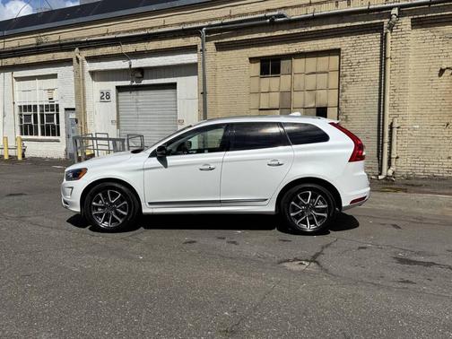 White 2017 Volvo XC60 T6 Dynamic