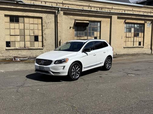 White 2017 Volvo XC60 T6 Dynamic