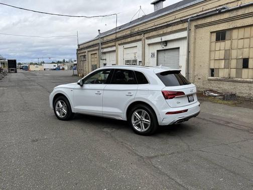 White 2023 Audi Q5 55 S line Prestige