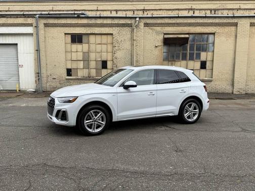 White 2023 Audi Q5 55 S line Prestige
