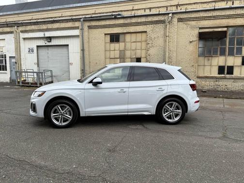 White 2023 Audi Q5 55 S line Prestige