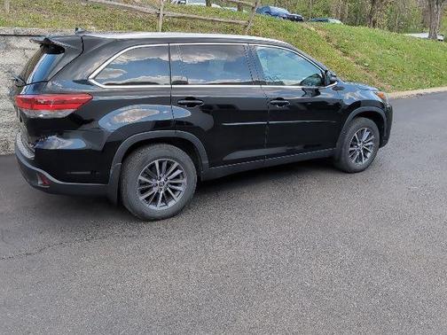 Midnight Black Metallic 2019 Toyota Highlander XLE