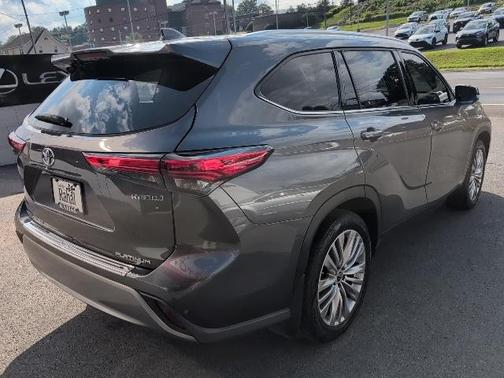 2022 Toyota Highlander Hybrid Platinum