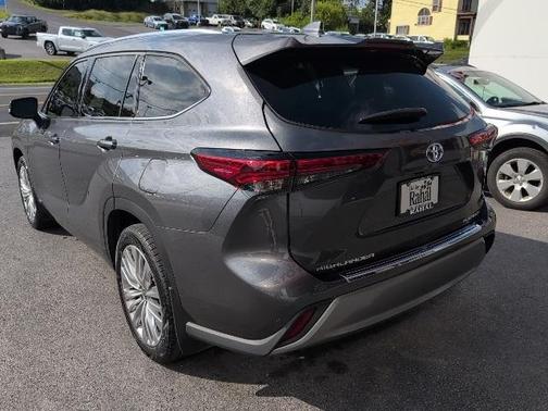2022 Toyota Highlander Hybrid Platinum