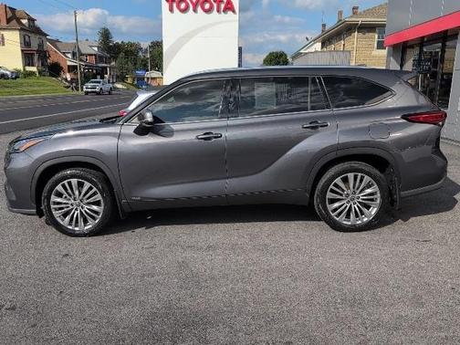 2022 Toyota Highlander Hybrid Platinum