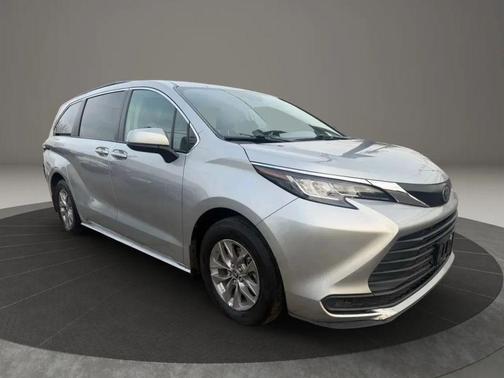 2022 Toyota Sienna LE