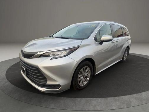 2022 Toyota Sienna LE