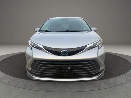 2022 Toyota Sienna LE