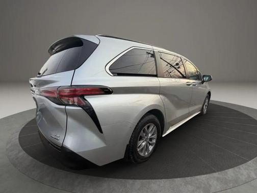 2022 Toyota Sienna LE