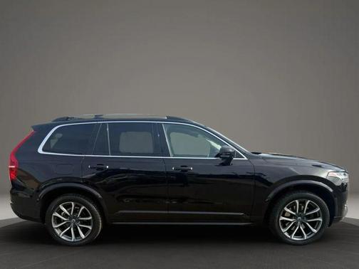2019 Volvo XC90 T6 Momentum