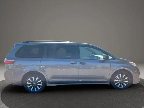 2018 Toyota Sienna XLE