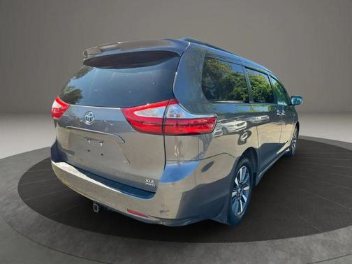 2018 Toyota Sienna XLE