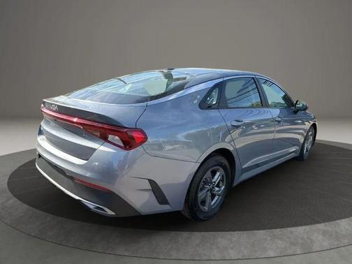 Everlasting Silver 2022 Kia K5 LX