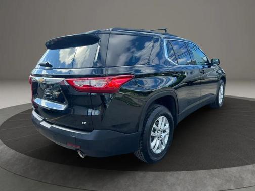 Mosaic Black Metallic 2021 Chevrolet Traverse LT Cloth