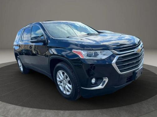 Mosaic Black Metallic 2021 Chevrolet Traverse LT Cloth