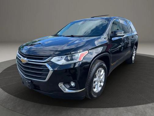 Mosaic Black Metallic 2021 Chevrolet Traverse LT Cloth