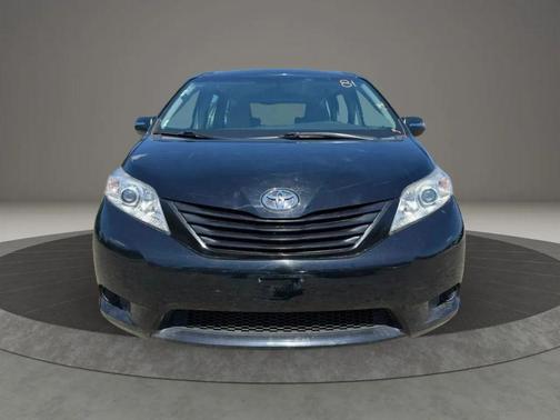 Midnight Black Metallic 2017 Toyota Sienna SE