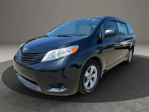 Midnight Black Metallic 2017 Toyota Sienna SE