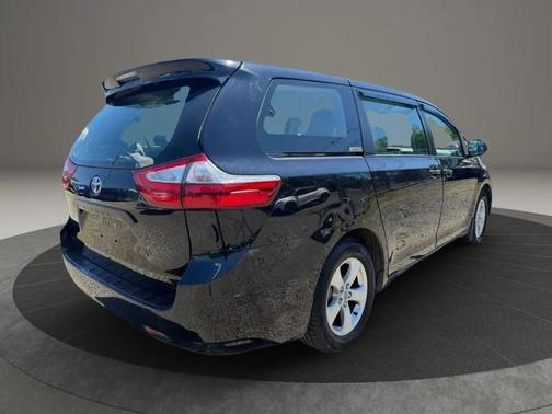 Midnight Black Metallic 2017 Toyota Sienna SE