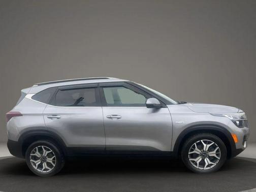 Silver 2021 Kia Seltos EX