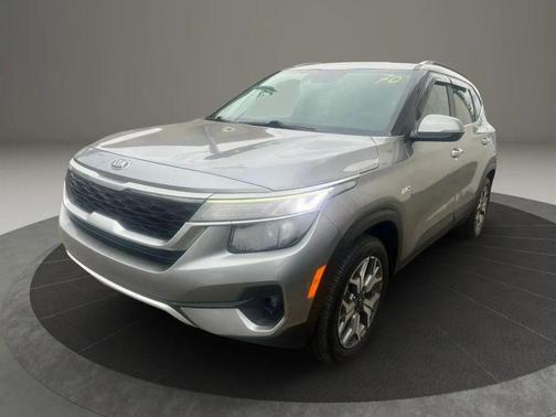 Silver 2021 Kia Seltos EX