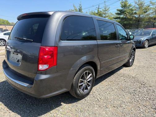 Granite Pearlcoat 2017 Dodge Grand Caravan SXT