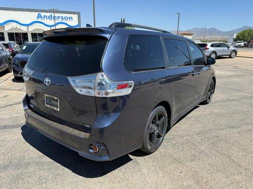 Parisian Night Pearl 2018 Toyota Sienna SE Premium