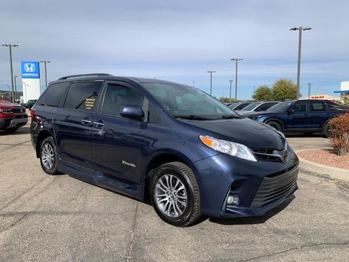 2020 Toyota Sienna XLE