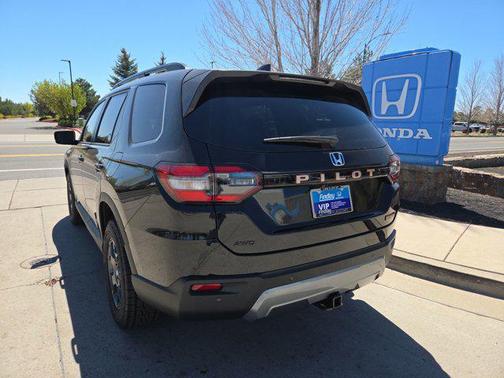 Crystal Black Pearl 2026 Honda Pilot TrailSport